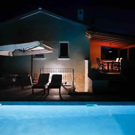 Casa Ro-ma, Seaside With A Heated Pool * Banjole