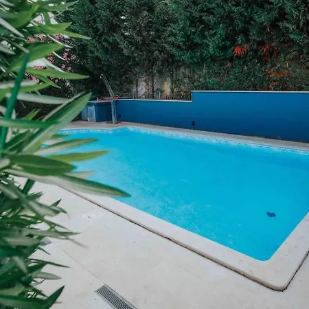 Casa Ro-ma, Seaside With A Heated Pool Banjole